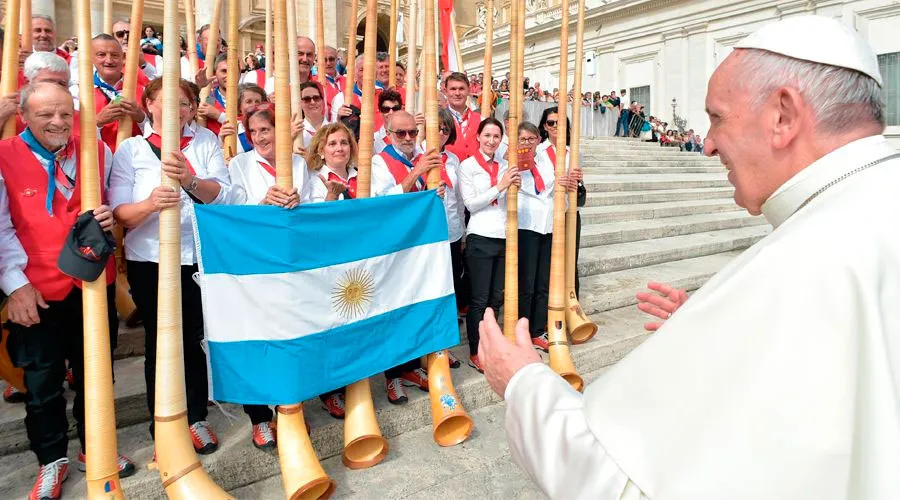 El Papa Francisco con peregrinos argentinos en la Plaza de San Pedro - Foto: Vatican Media / ACI Prensa