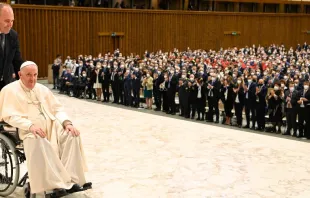 Papa Francisco con  miembros de la Dirección Nacional de Aviación Civil. Crédito: Vatican Media 