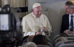 El Papa Francisco en el avión con periodistas en 2019. Foto: Edward Pentin / ACI Prensa 