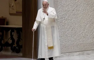 Papa Francisco caminando con bastón. Crédito: Daniel Ibáñez / ACI Prensa 