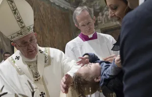 El Papa Francisco bautizando en la Capilla Sixtina del Vaticano en 2016. Foto: Vatican Media 