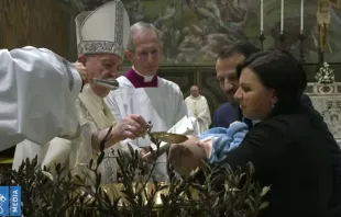 El Papa Francisco bautiza bebés en el Vaticano. Foto: Captura YouTube 