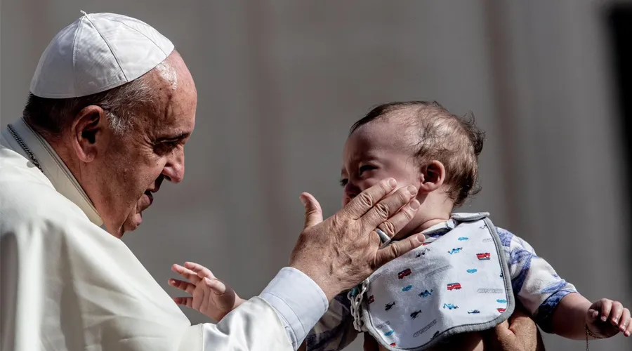 El Papa Francisco bendice a un niño en la Plaza de San Pedro del Vaticano. Foto: Daniel Ibáñez / ACI?w=200&h=150