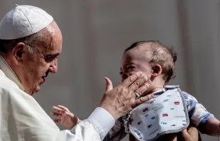 El Papa Francisco bendice a un niño en la Plaza de San Pedro del Vaticano. Foto: Daniel Ibáñez / ACI 