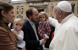 Papa Francisco bendice una familia en el Vaticano. Foto: Vatican Media 