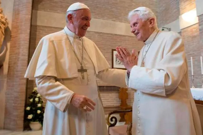 El Papa Francisco visita a Benedicto XVI por Navidad