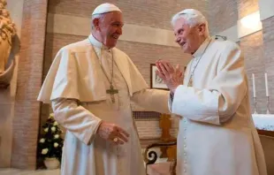 El Papa Francisco y Benedicto XVI en un encuentro de 2017. Foto: Vatican Media 