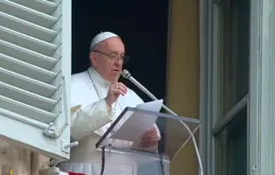 El Papa Francisco preside el Ángelus de este domingo. Captura Youtube 