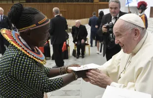 Papa Francisco con la campeona mundial Tegla Loroupe. Crédito: Vatican Media 