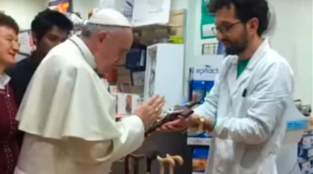 VIDEO: Papa Francisco u201cse escapau201d del Vaticano para comprarse zapatos nuevos