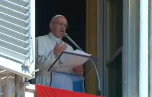 El Papa Francisco en el Regina Coeli de este Lunes del Ángel. Captura Youtube CTV 