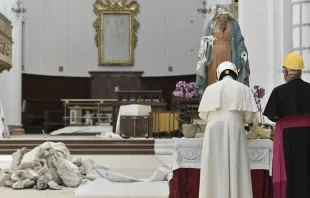 El Papa Francisco visita la Catedral de Camerino dañada por terremoto. Foto: Vatican Media / ACI 