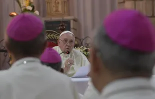 Imagen referencial. Papa Francisco con obispos. Foto: Vatican Media 