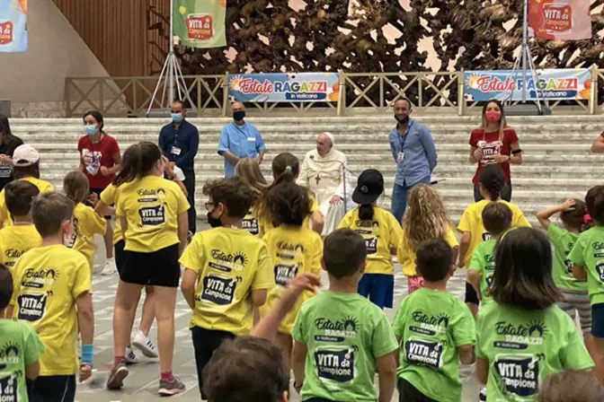Papa Francisco se reúne con niños y jóvenes del curso de verano en el Vaticano