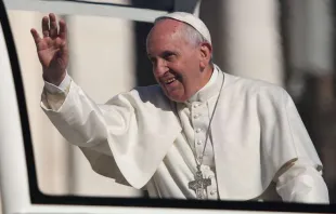 El Papa Francisco saluda desde el papamóvil. Foto: Daniel Ibáñez / ACI Prensa 