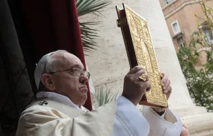 El Papa Francisco muestra el Evangelio durante un Domingo de Pascua. Foto: Vatican Media 