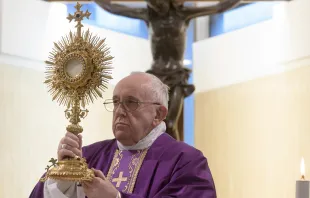 El Papa Francisco imparte bendición con el Santísimo Sacramento. Foto: Vatican Media 