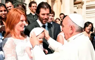 Imagen referencial. Papa Francisco con matrimonio joven. Foto: Vatican Media 