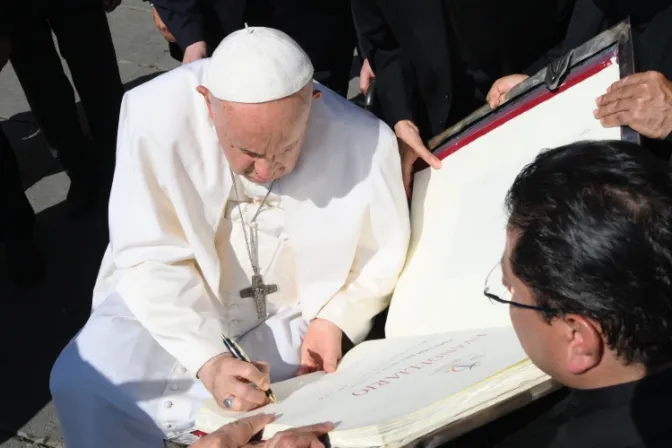 El Papa Francisco bendice y firma el símbolo del Congreso Eucarístico 2024