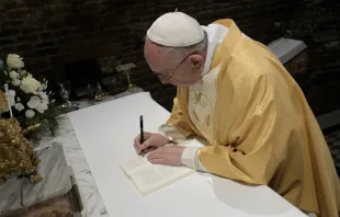 Papa Francisco firmando documento. (Imagen referencial). Crédito: Vatican Media 