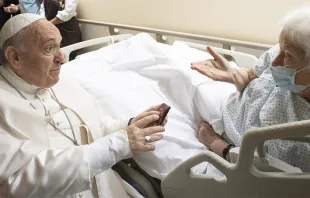 Imagen referencial. Papa Francisco con anciana. Foto: Vatican Media 