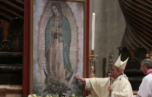 Papa Francisco reza ante imagen de la Virgen de Guadalupe en 2014. Foto: Daniel Ibáñez / ACI Prensa 