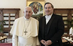 Papa Francisco con el Embajador Joseph Simon Donnelly. Foto: Vatican Media 