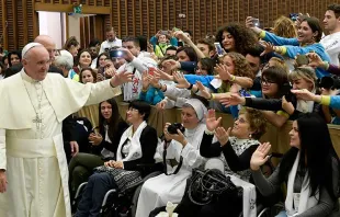 Papa Francisco en encuentro con ju00f3venes voluntarios del Servicio Civil Nacional italiano. Foto: L'Osservatore Romano. 