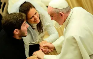 Imagen referencial. Papa Francisco con novios recién casados. Foto: Daniel Ibáñez / ACI Prensa 