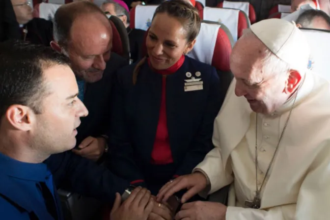 Este es el urgente motivo que llevó al Papa a celebrar matrimonio en vuelo