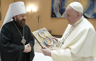 Papa Francisco con el Metropolita ruso Hilarion. Foto: Vatican Media 