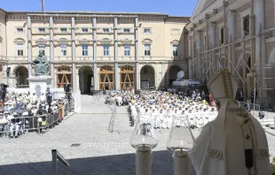 El Papa Francisco celebra Misa en Camerino afectada por terremoto en Italia. Foto: Vatican Media / ACI 