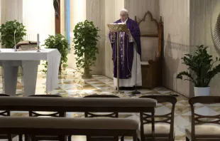 El Papa Francisco en la Misa privada en Santa Marta del 10 de Marzo de 2020. Foto: Vatican Media 