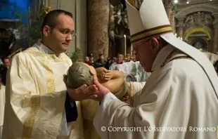 Papa Francisco sostiene imagen del Niu00f1o Jesu00fas en Misa de Navidad. Foto: L'Osservatore Romano. 