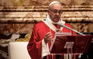 Papa Francisco pronunciando la homilía durante la Misa en el Vaticano. Foto: Daniel Ibáñez / ACI Prensa 