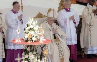 Papa Francisco con las reliquias de los nuevos santos. Foto: Daniel Ibáñez / ACI Prensa 