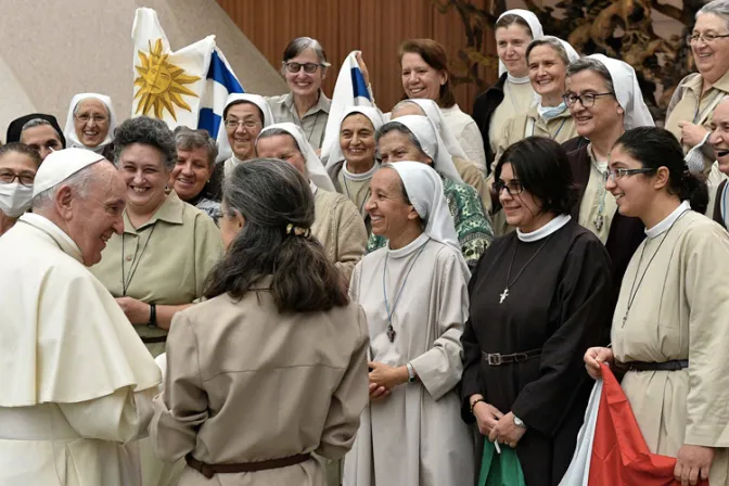 El Papa Francisco anima a estas religiosas a continuar con alegría el seguimiento de Cristo