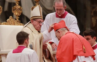 El Papa coloca el birrete al nuevo Cardenal Mario Zenari, Nuncio Apostu00f3lico en Siria. Foto: Daniel Ibu00e1u00f1ez (ACI Prensa) 