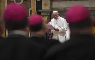 Imagen referencial. Papa Francisco con obispos. Foto: Vatican Media 