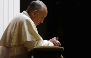 Papa Francisco en oración. (Imagen de archivo). Crédito: Vatican Media 