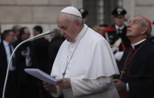 El Papa Francisco reza ante la Inmaculada Concepción de Roma. Foto: Daniel Ibáñez / ACI Prensa 