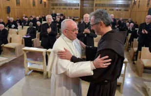 El Papa Francisco agradece al P. Giulio Michelini que dirigió las meditaciones de los ejercicios espirituales de esta semana en Ariccia. Foto: L'Osservatore Romano 