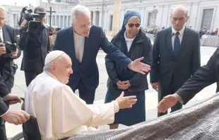 Papa Francisco con el P. Tomaž Mavrič. Crédito: Famvin Homeless Alliance 