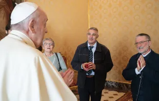 El Papa Francisco con P. Pier Luigi Maccalli. Foto: Vatican Media 