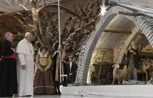 El Papa Francisco contempla pesebre navideño en el Aula Pablo VI. Foto: Vatican Media 