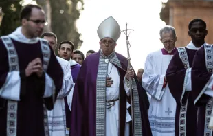 Imagen referencial del Papa Francisco durante procesión a Santa Sabina. Crédito; Daniel Ibáñez/ACI Prensa 