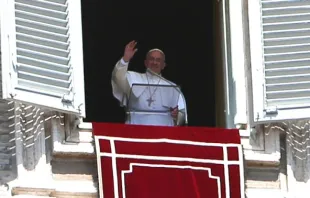 Papa Francisco hoy al presidir rezo del Regina Coeli. Foto: Bohumil Petrik / ACI Prensa. 