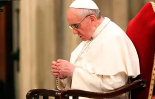El Papa Francisco rezando el Rosario en 2016. Foto: Vatican Media 
