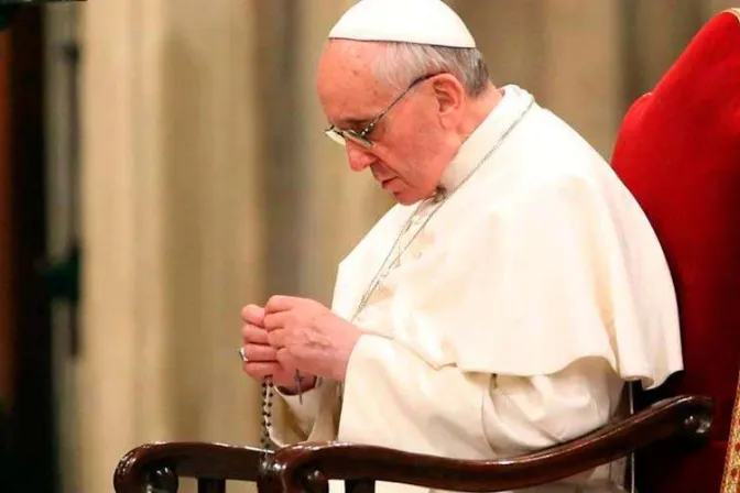 Papa Francisco: El Rosario es el arma que nos protege de los males 