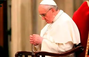 El Papa Francisco rezando el Rosario. Crédito: Vatican Media 